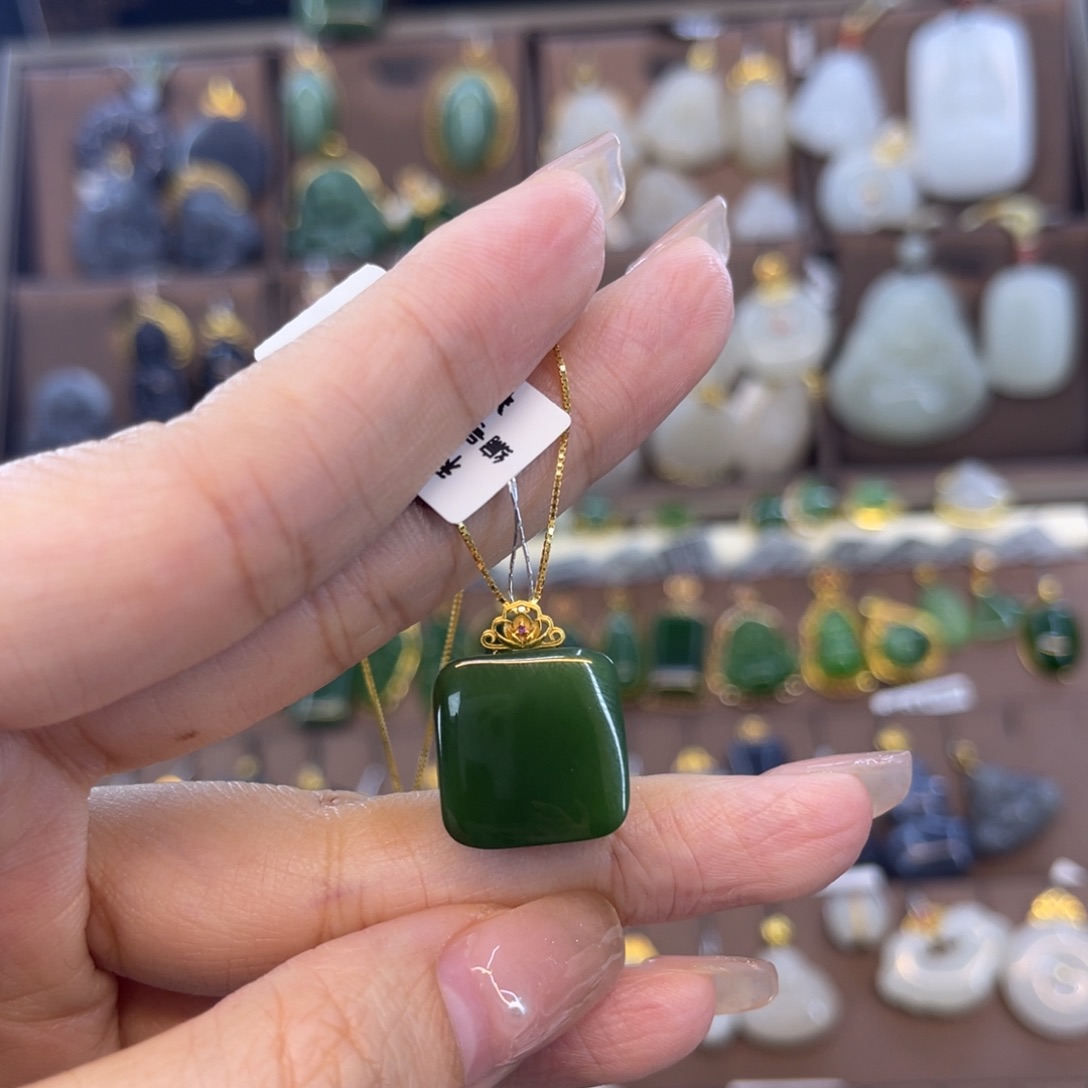 和田玉吊坠18K金镶嵌