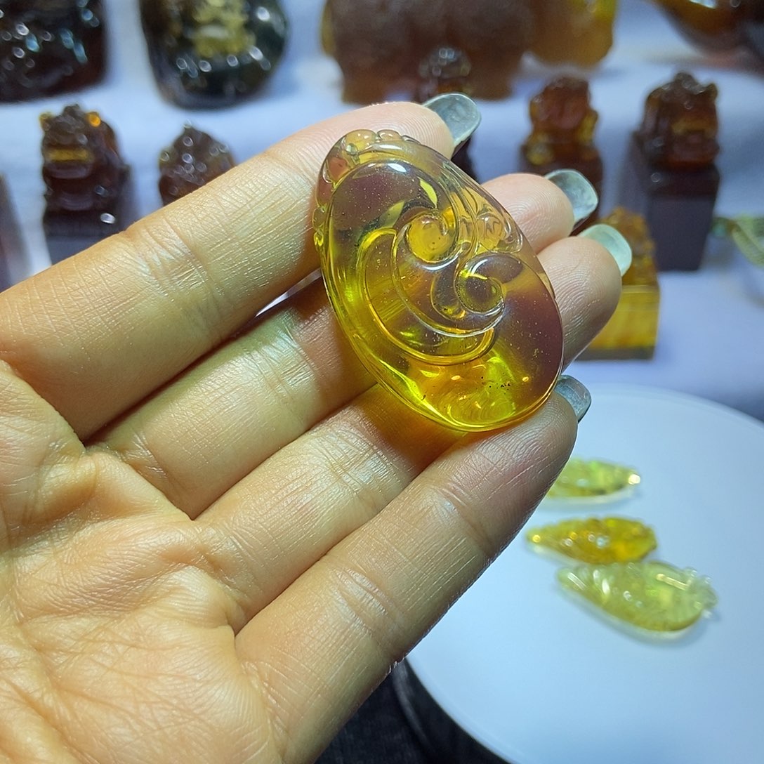 琥珀颈饰未镶嵌如意