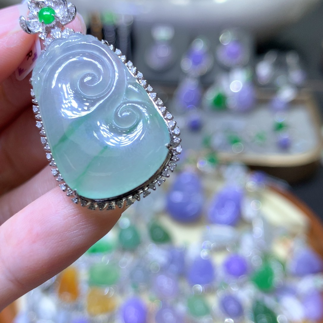 【闪购商品】翡翠颈饰18K金镶嵌翡翠吊坠项链