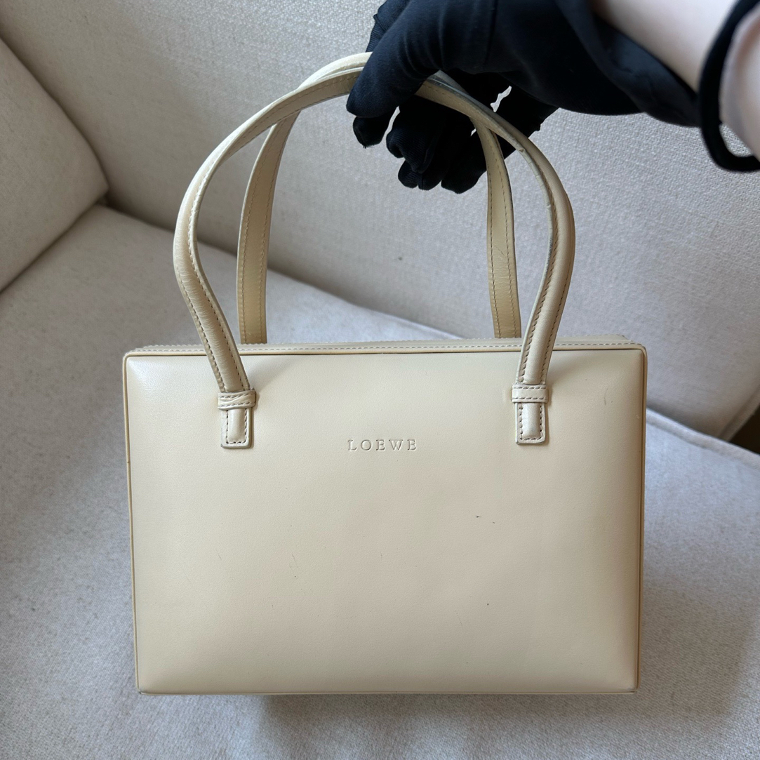 95新 LOEWE/罗意威 95新-博物馆系列奶油白三角盒子包小号