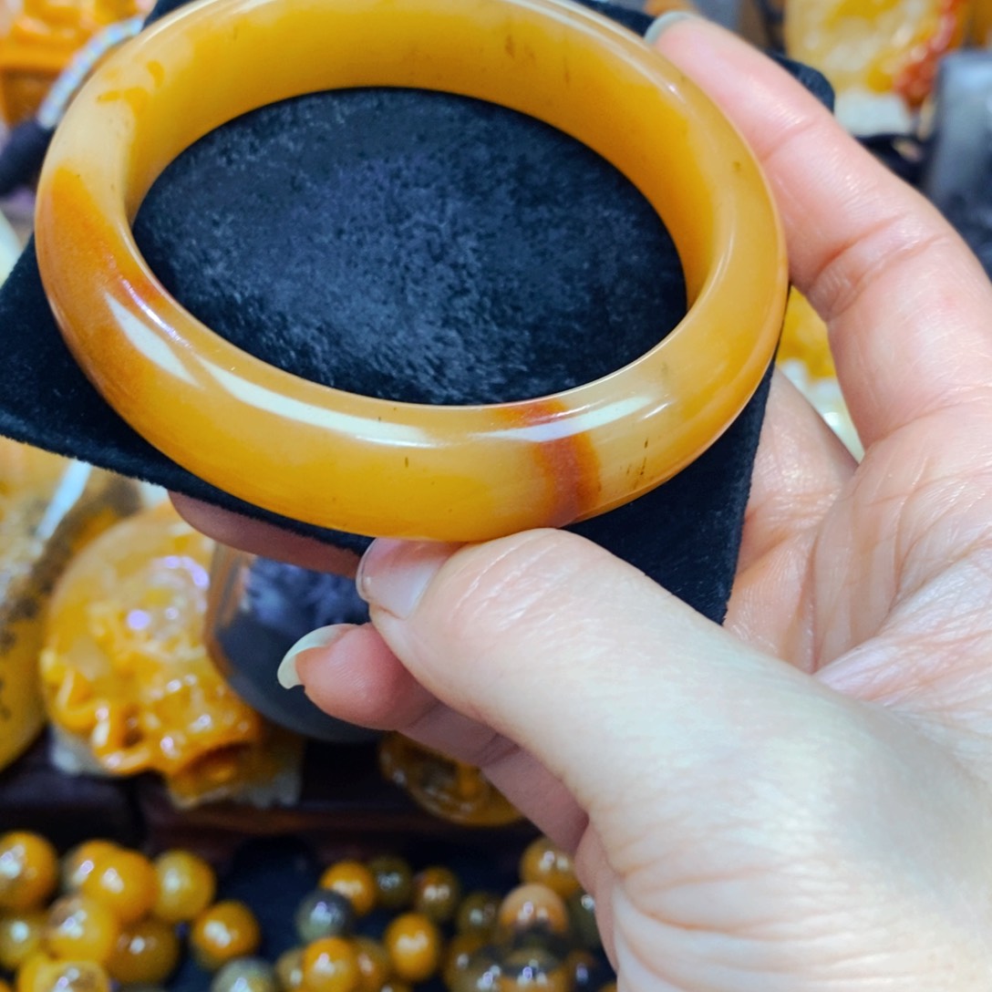 未镶嵌石英质玉（黄龙玉）颈饰