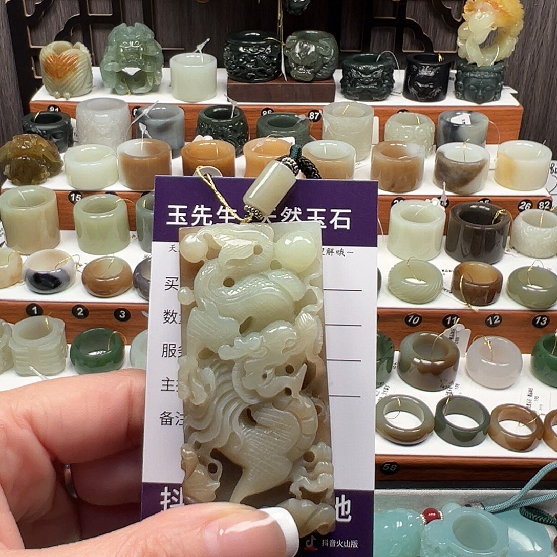 教***官和田玉（糖玉）未镶嵌颈饰