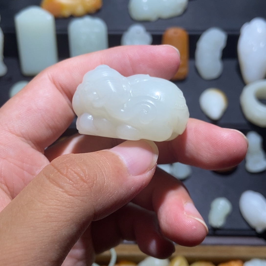 小***子颈饰未镶嵌和田玉
