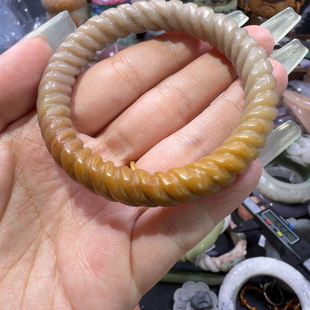 未镶嵌手镯石英质玉（佘太翠）55，福利不退换