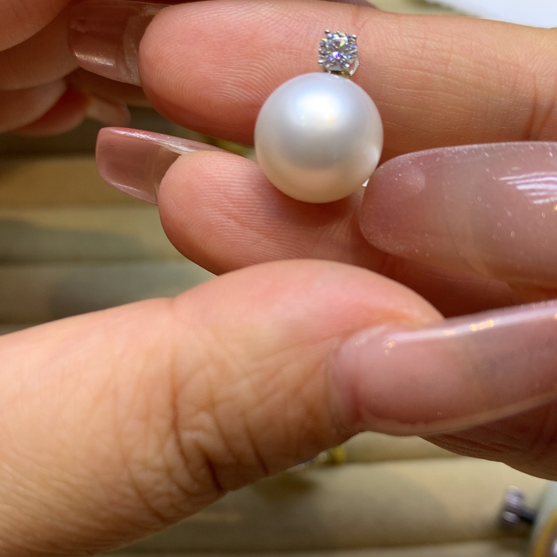 颈饰18K金镶嵌海水珍珠