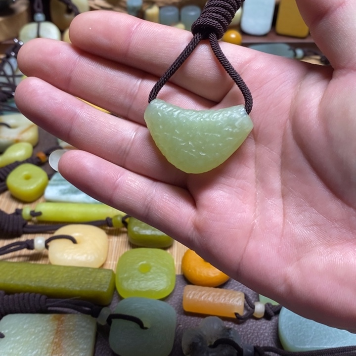 蛇纹石玉未镶嵌挂件