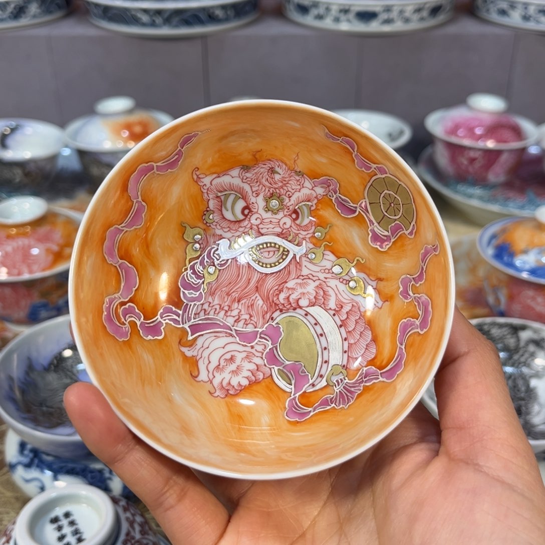 手绘仿清矾红醒狮普洱杯