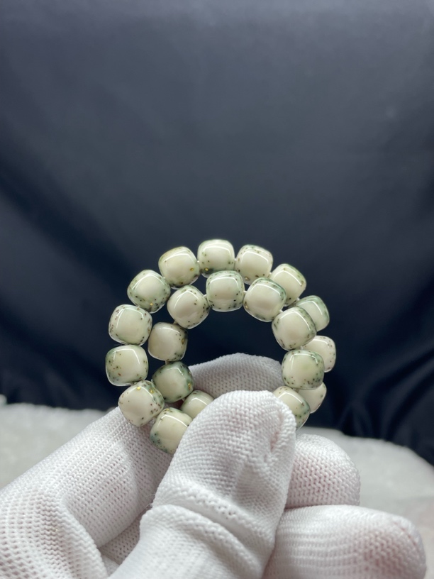 海南星月菩提手串绿背河豚9x8桶，料性留白星点拉满（镶嵌35颗金星）