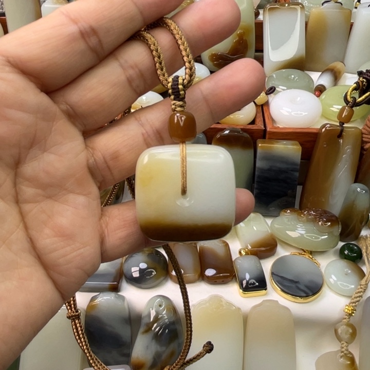 和田玉未镶嵌颈饰