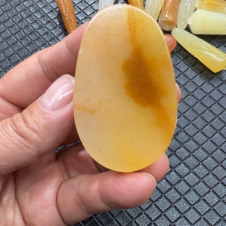 石英质玉（黄龙玉）颈饰未镶嵌