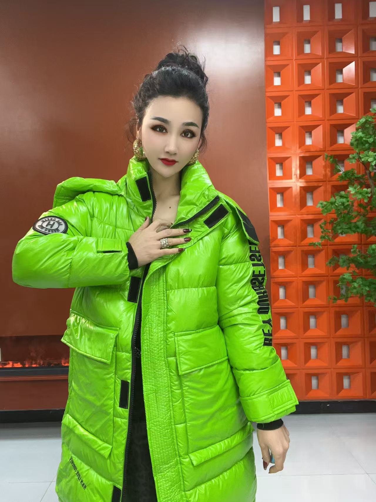 1130（安言服饰）免洗亮皮可擦中长款棉服宽松保暖加厚冬装亮色气质