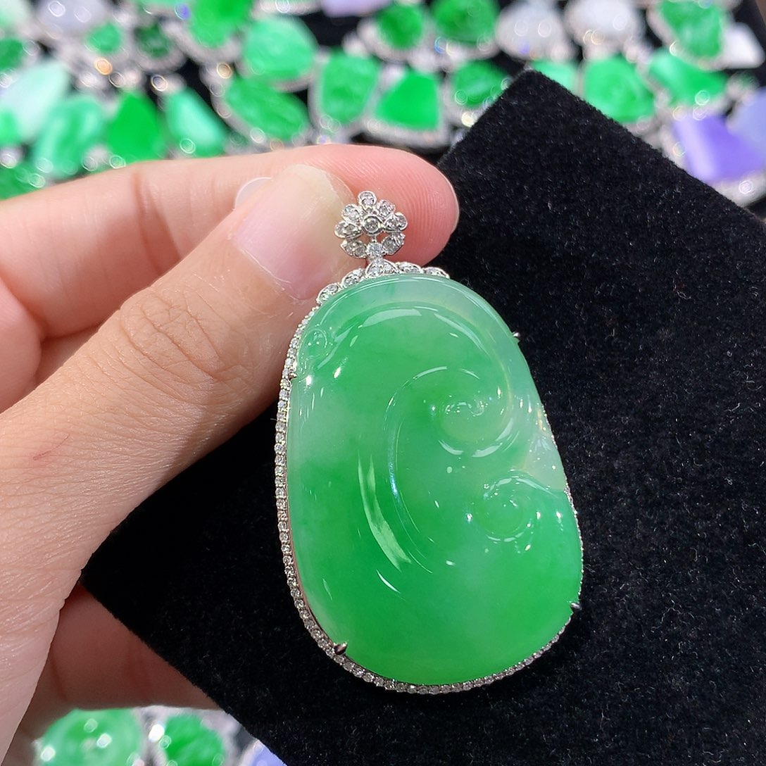 翡翠18K金镶嵌颈饰