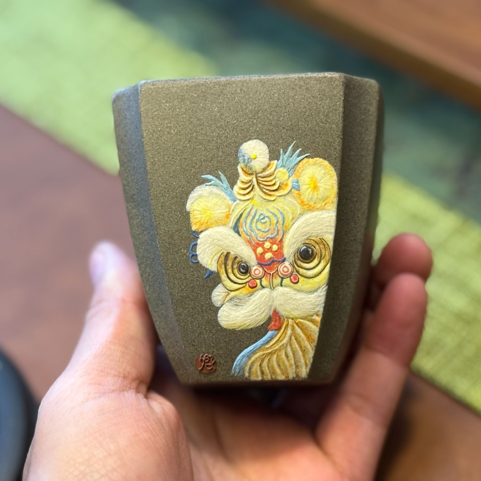 研墨问砂 ｜宜兴紫砂全手工泥绘醒狮蟹壳青泥料高端主人杯品茗杯