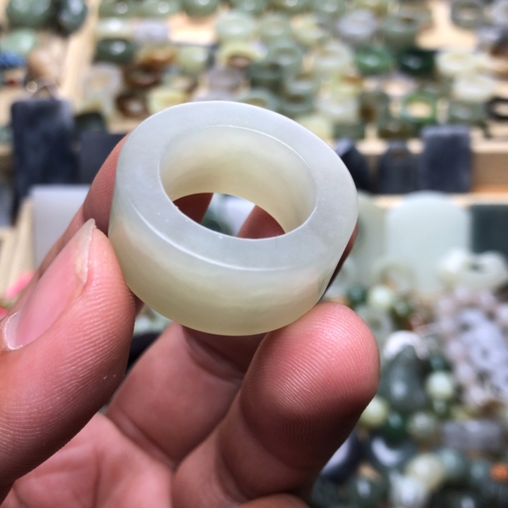 和田玉颈饰未镶嵌与****师