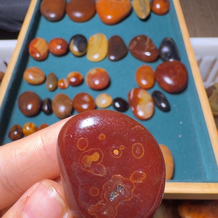 哈***利瓷片马达加斯加奇石手把件浮雕