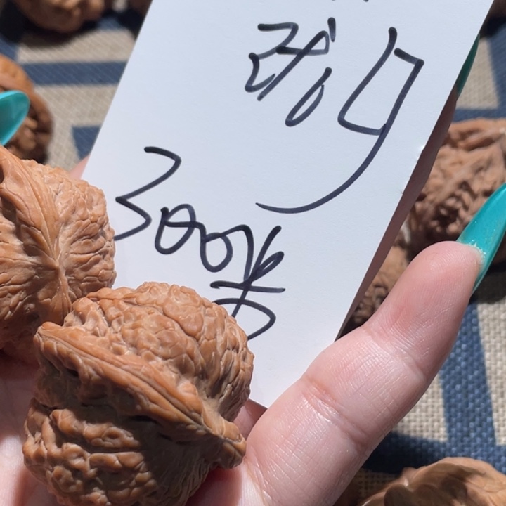 玲***J文玩核桃吊坠血麒麟