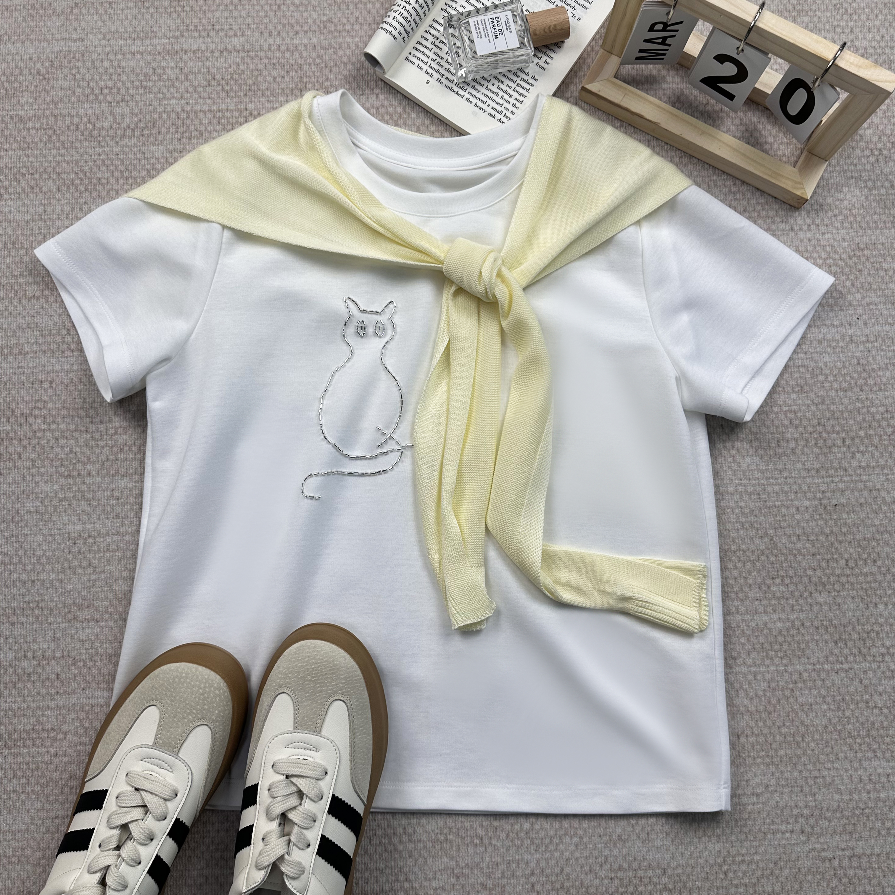 【披肩小猫T】简约时髦俏皮亮钻印花T恤-ZMABT1116