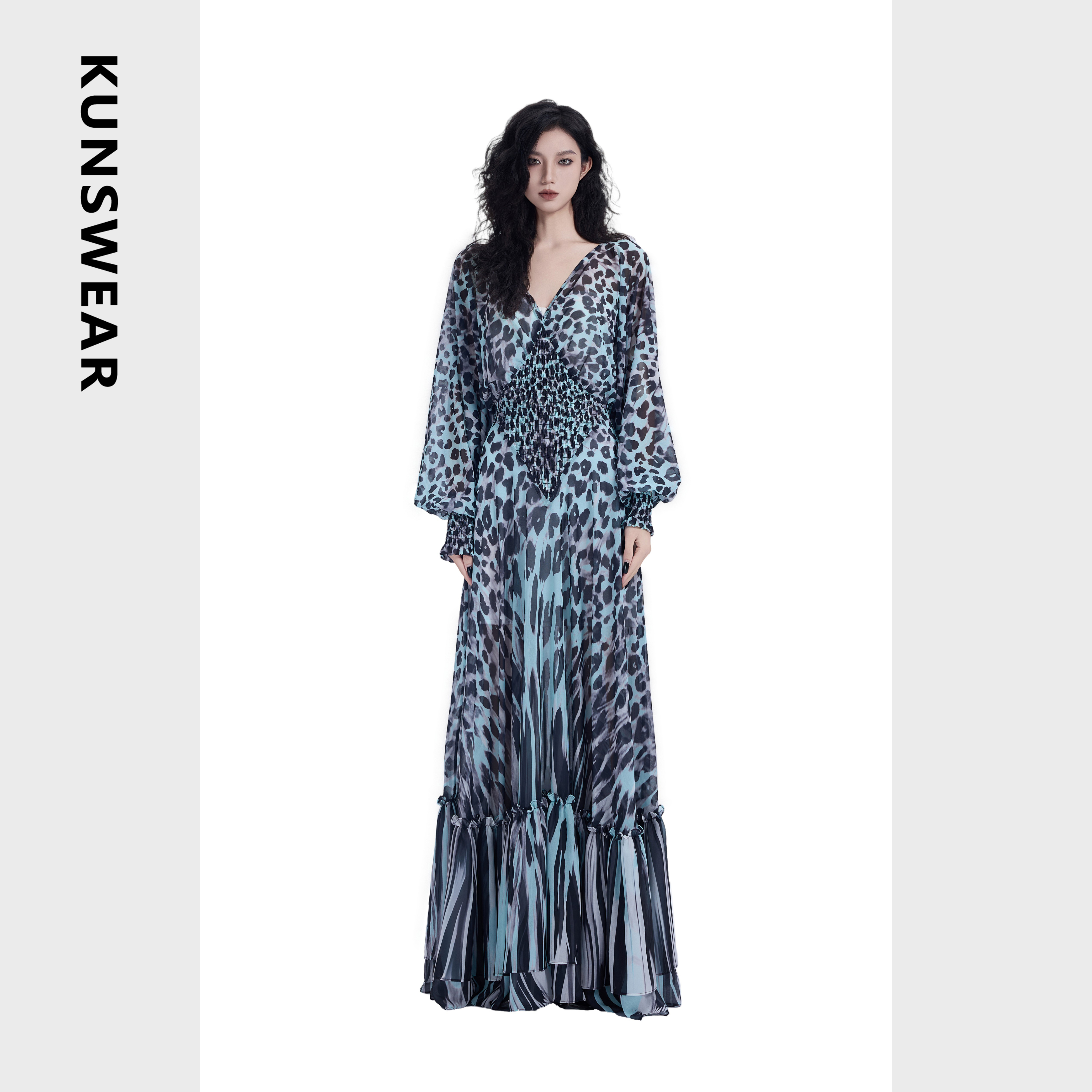 KUNSWEAR/琨丝薇尔25SU 野性度假V领褶皱豹纹连衣长裙 834001150