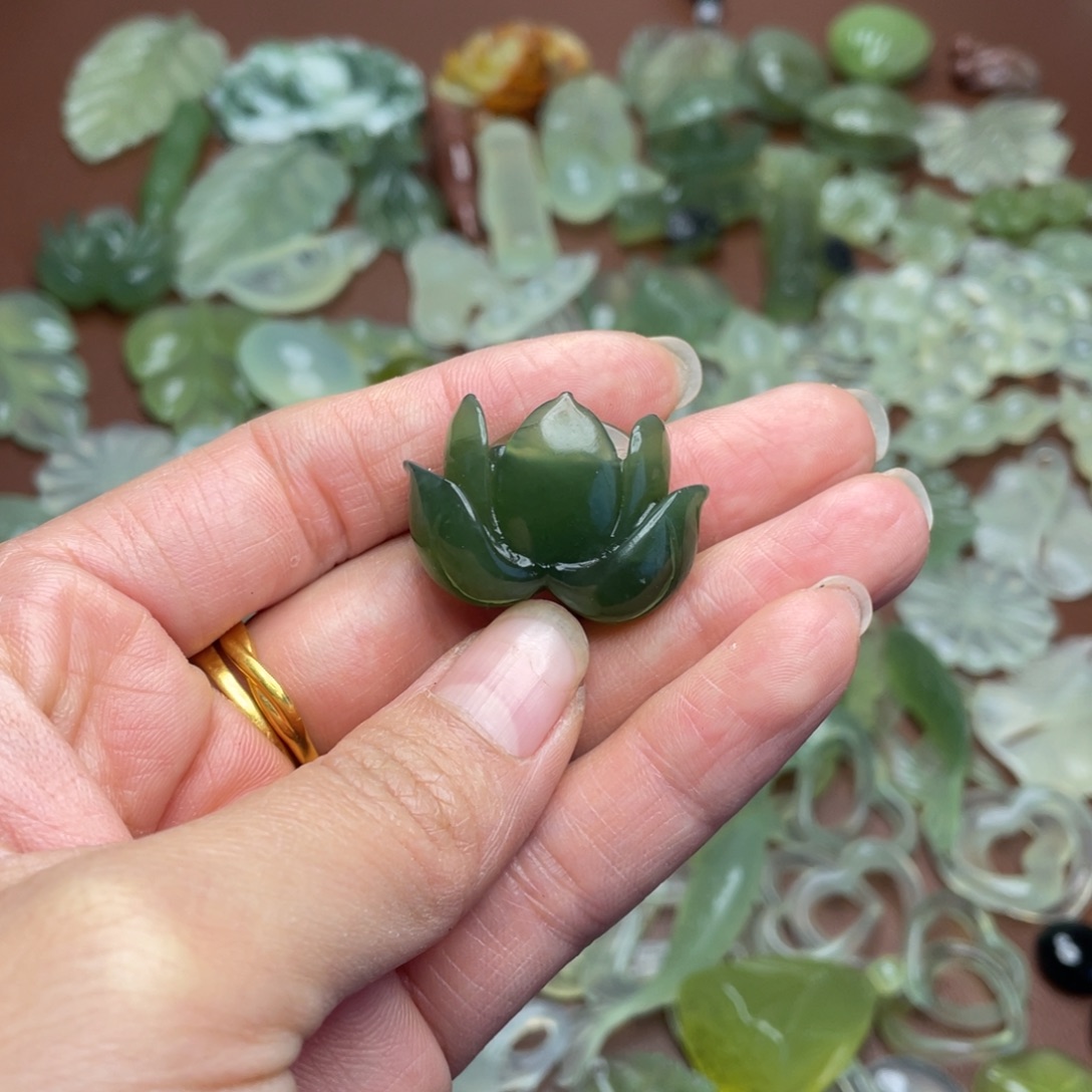 尔***隆蛇纹石玉合金颈饰