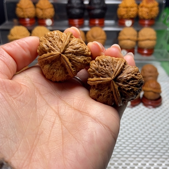 雨***6把件文玩核桃1小磐石三棱