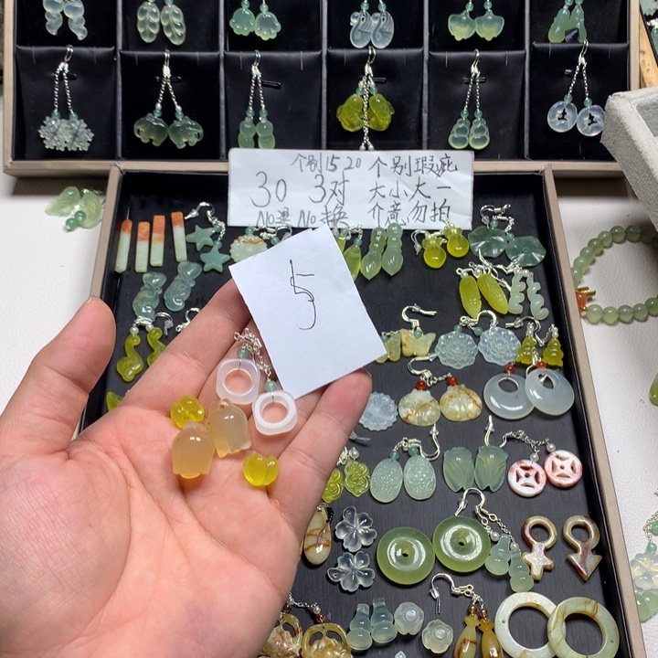 不***归蛇纹石玉合金耳钉