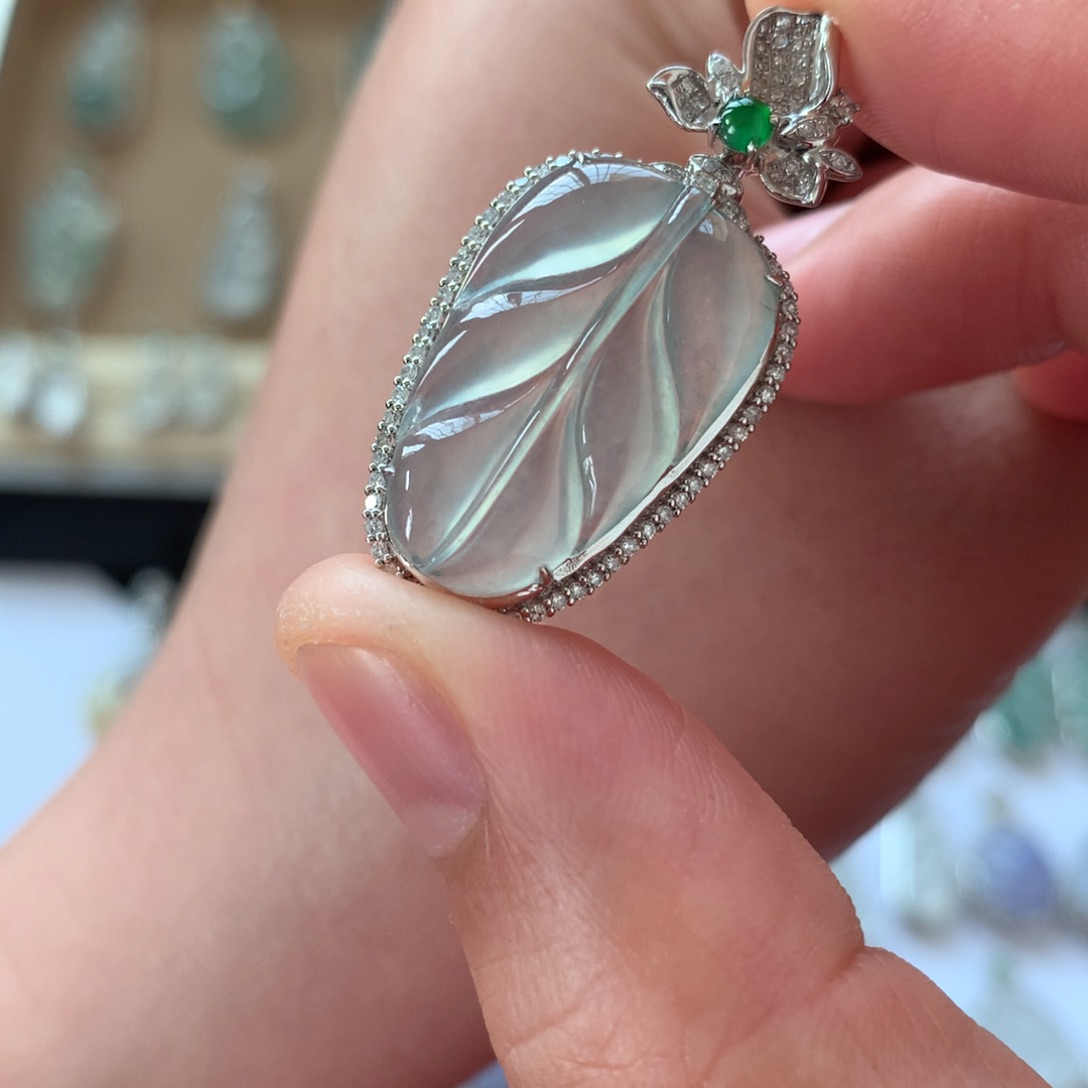 翡翠吊坠(不含链)18K金镶嵌叶子