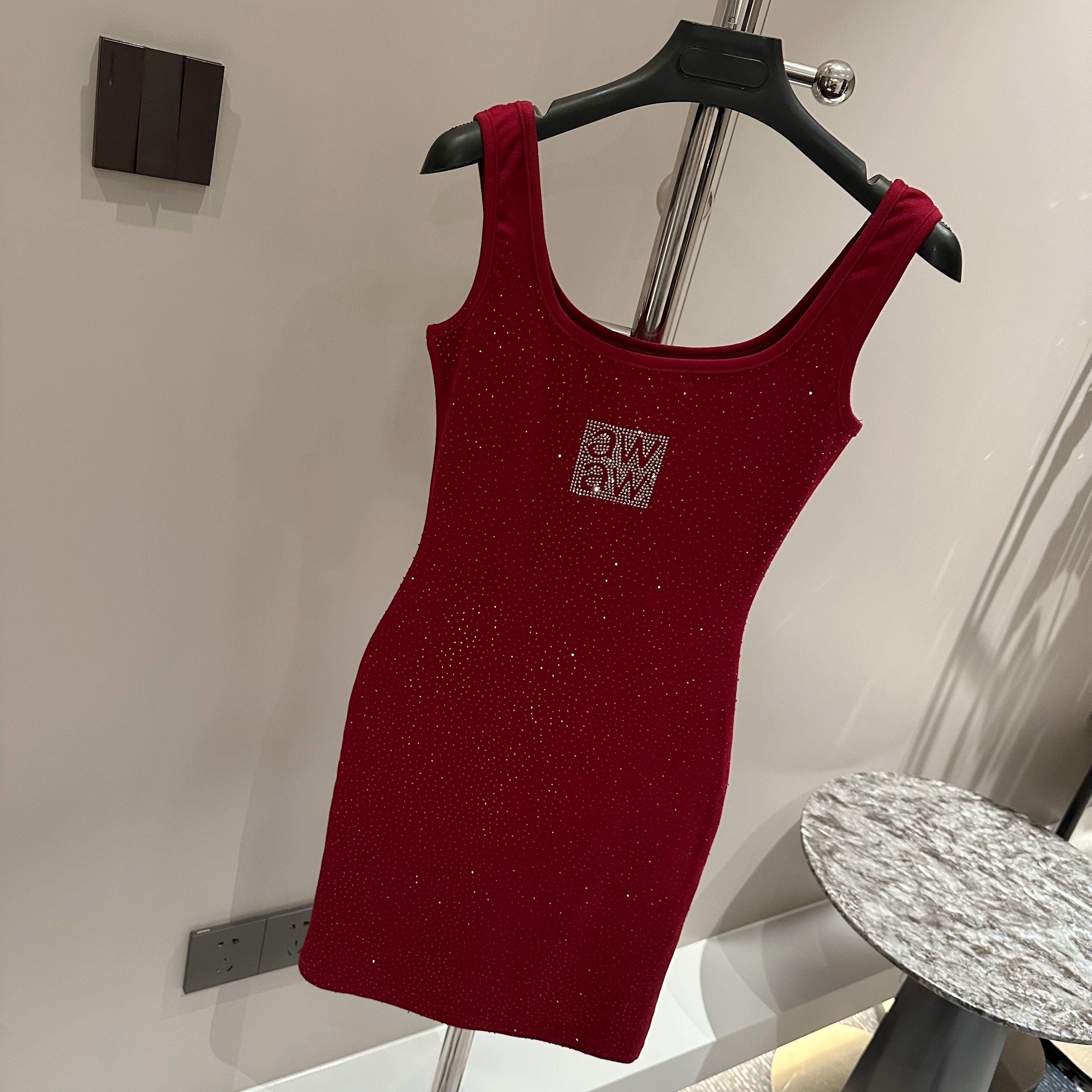 冬季元旦限定款氛围感酒红辣妹风满钻烫钻吊带连衣裙