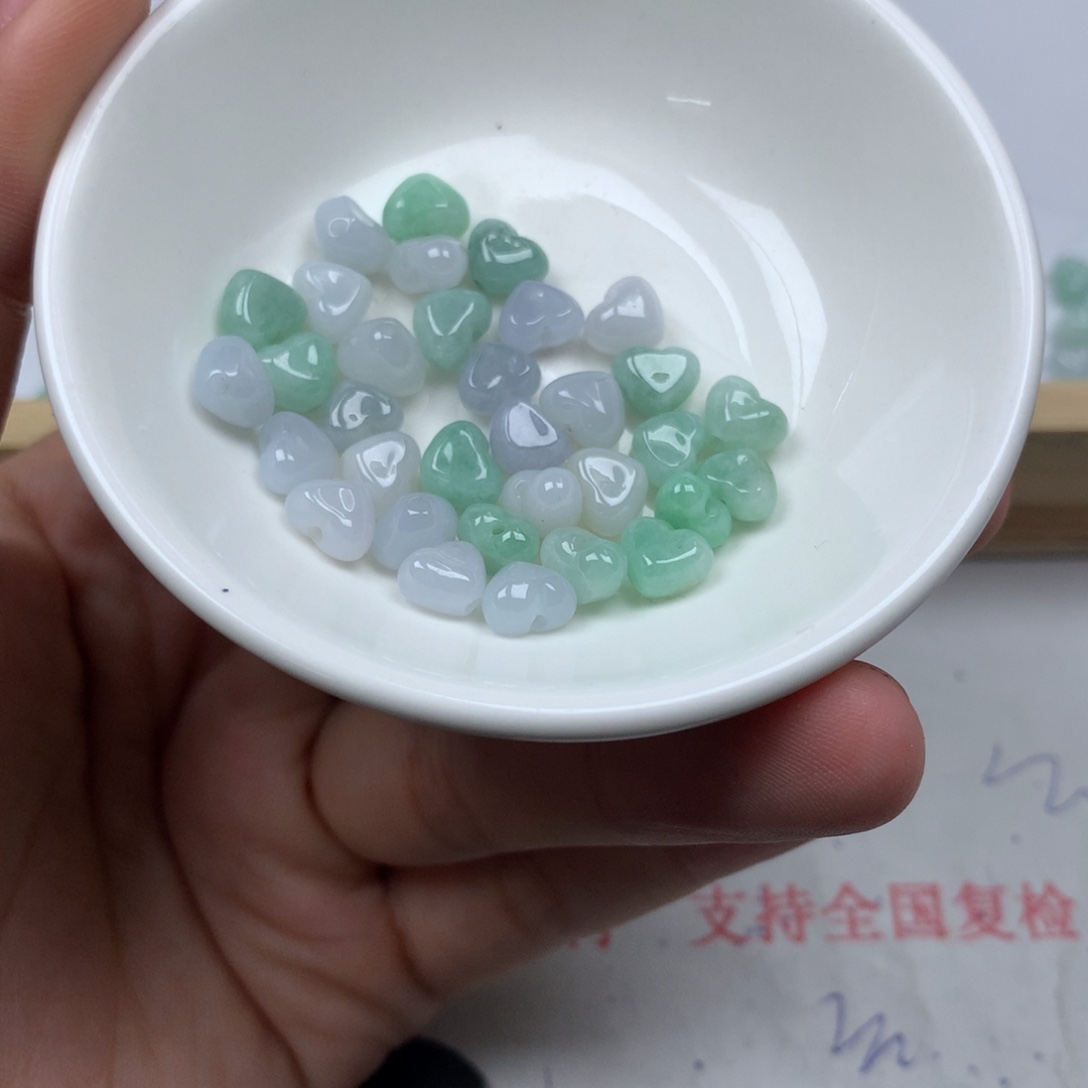 翡翠颈饰未镶嵌心。30颗 