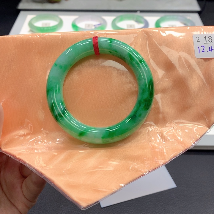 翡翠手镯未镶嵌翡翠