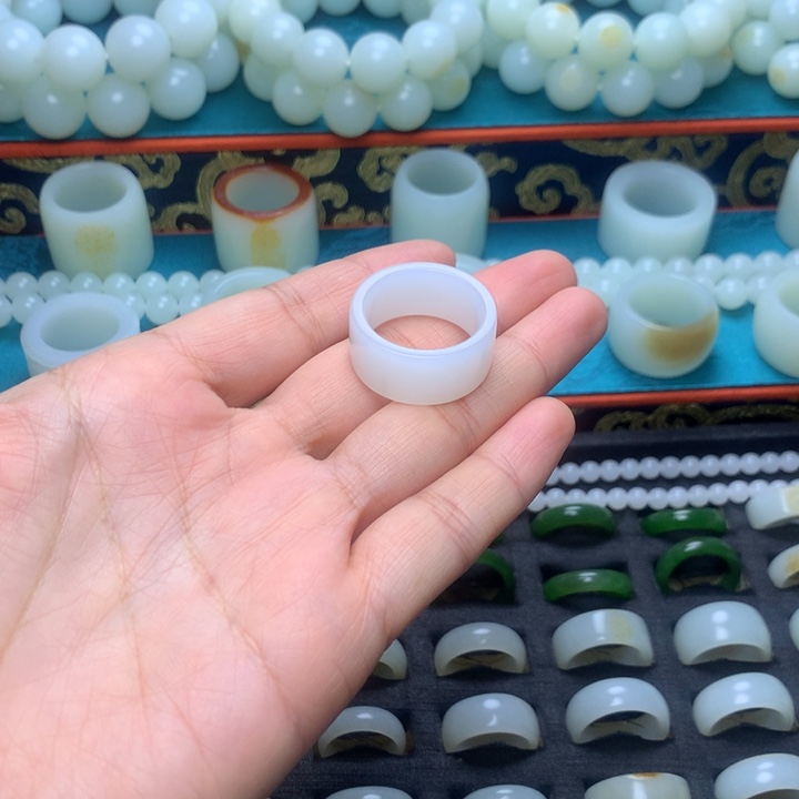 冯***兴和田玉未镶嵌戒指