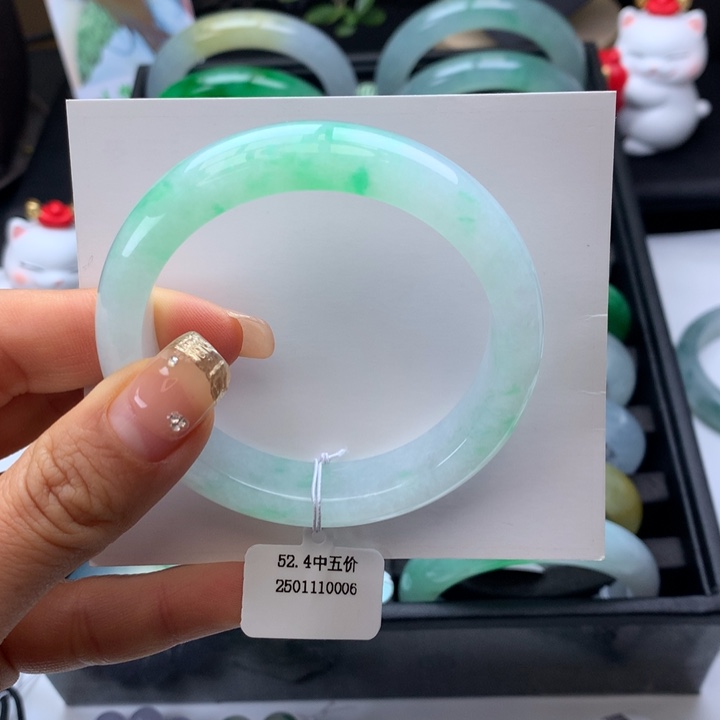 翡翠手镯未镶嵌正圈