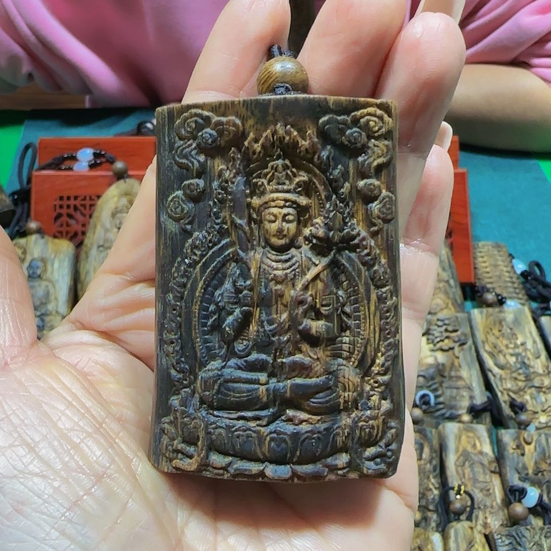 沉香吊坠海南白奇乌身老料雕刻虚空带绳29克