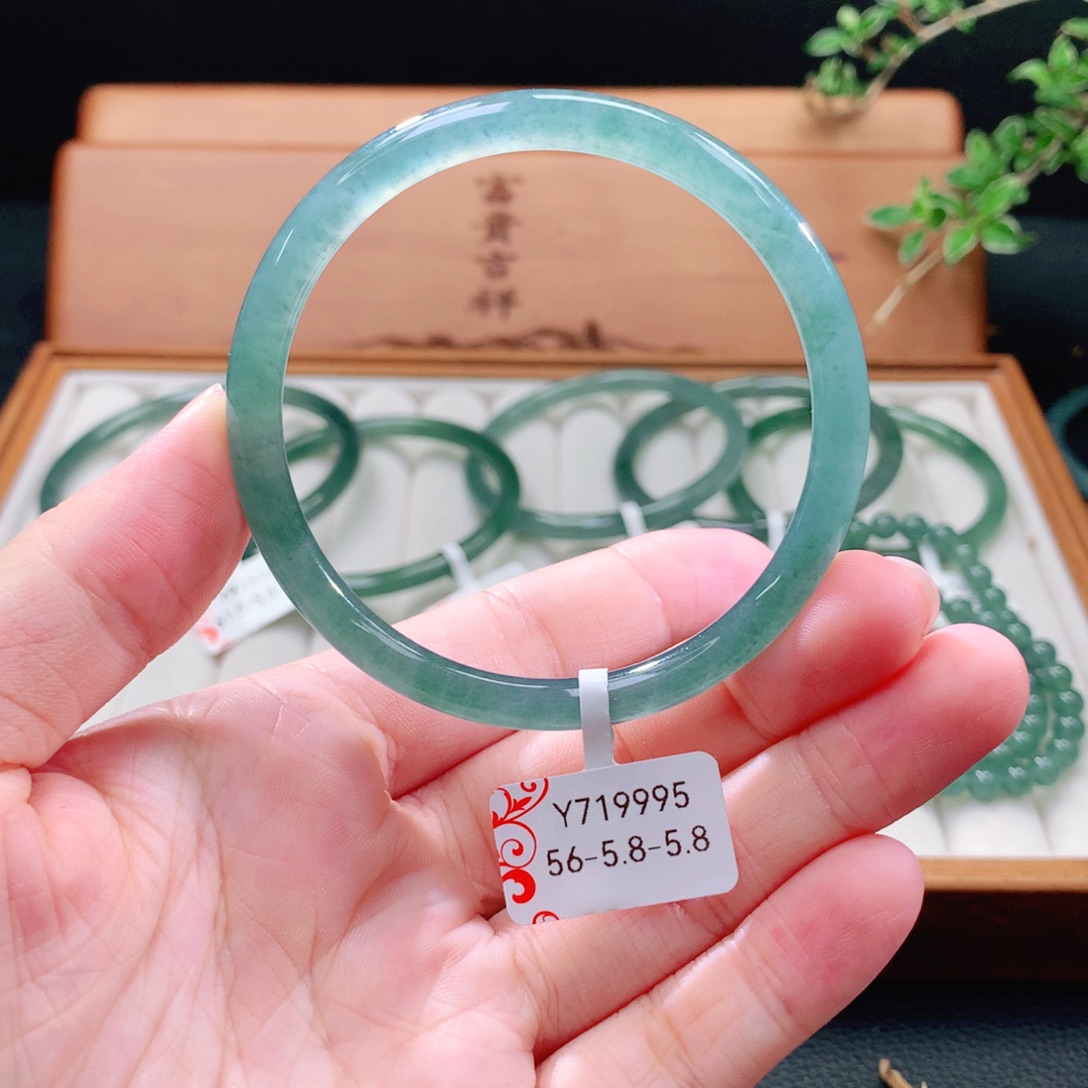 未镶嵌手镯（圆镯）翡翠