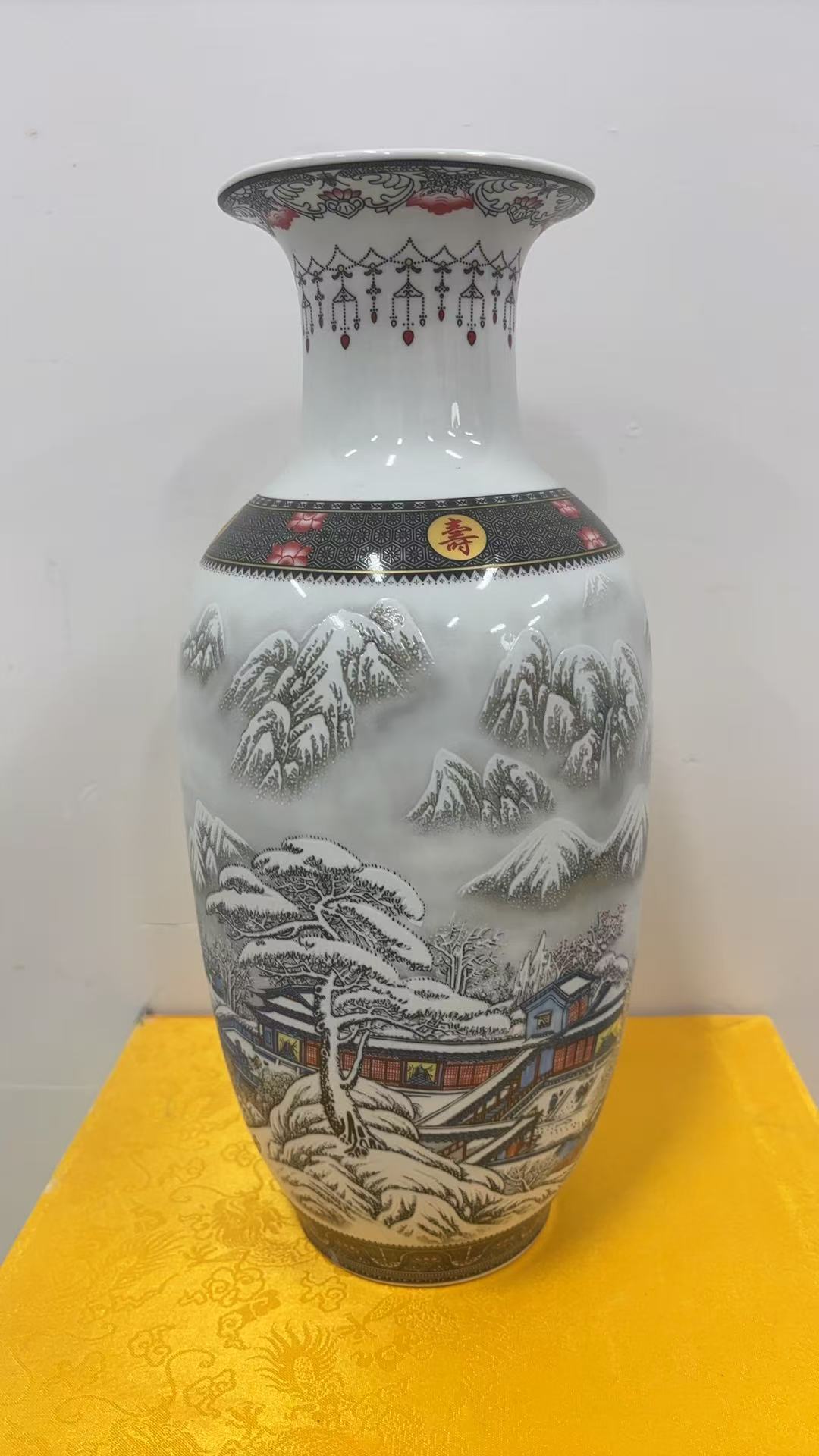 黑边雪景冬瓜瓶陶瓷