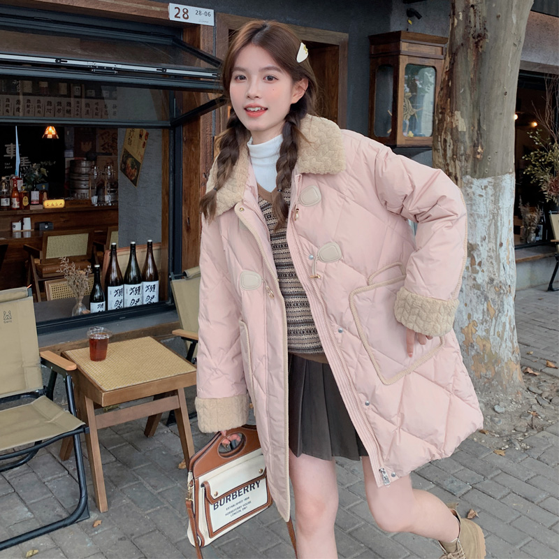 奶粉色菱形格羽绒服女冬季2024新款韩系减龄牛角扣白鸭绒保暖外套