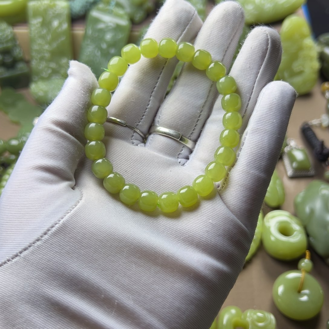 未镶嵌岫岩老玉（透闪石质玉）手链风****。