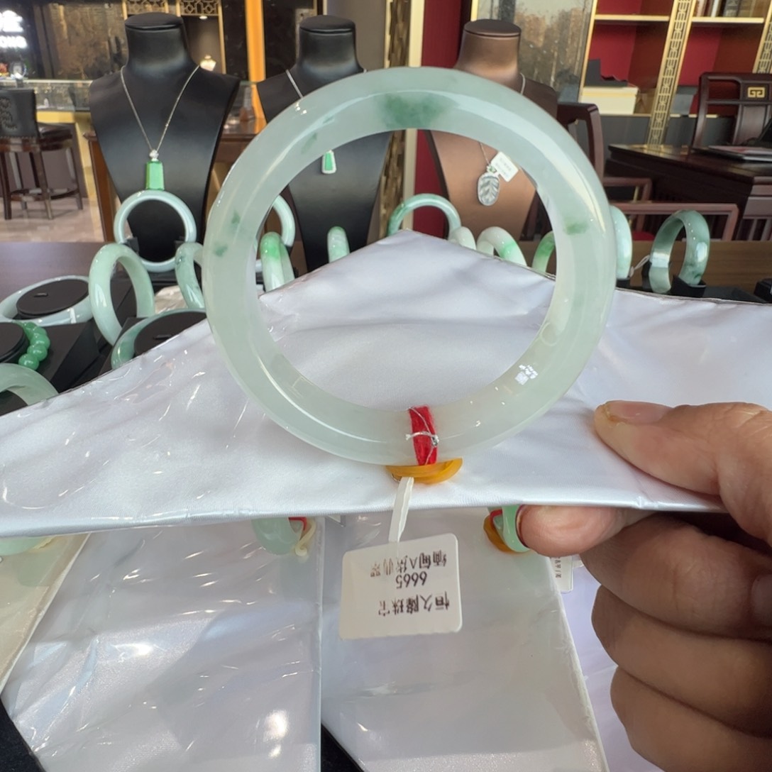 翡翠手镯未镶嵌冰飘花
