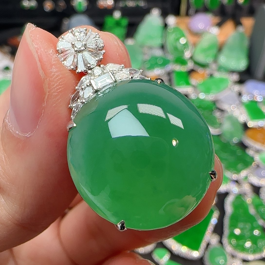 翡翠颈饰18K金镶嵌冰阳绿蛋面