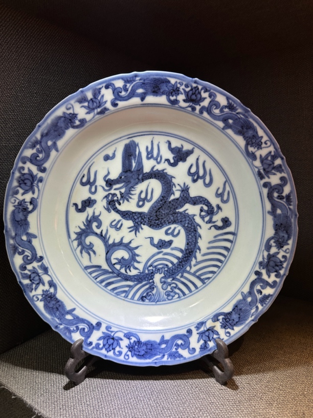 陶瓷青花九龙花口折沿盘 口径30.5厘米 高5厘米