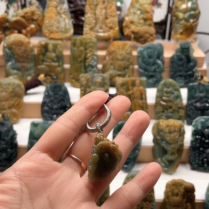 翡翠颈饰未镶嵌天然翡翠A货三脚