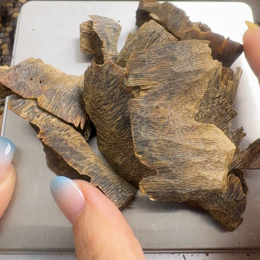 沉香碎屑沉香奇楠沉香原材料