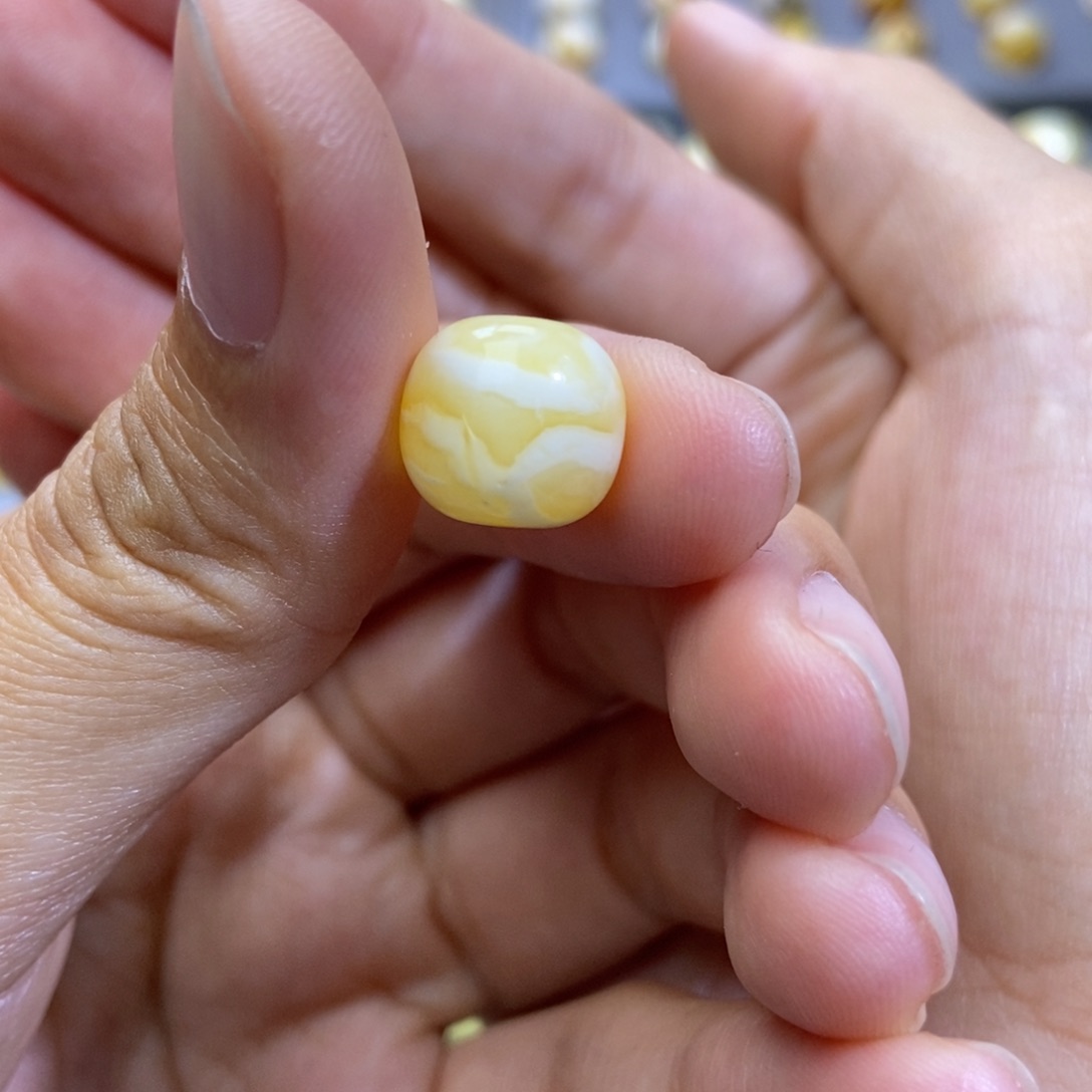 未镶嵌琥珀珠宝奇石人**态有坑有瑕