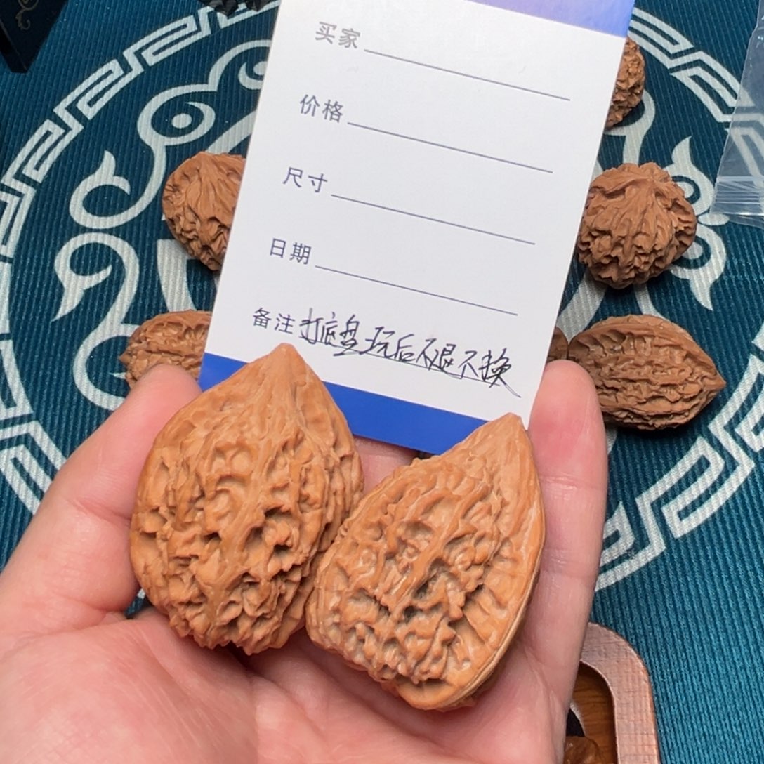 带***灯文玩核桃吊坠野生鸡心