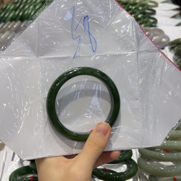 喵***~和田玉未镶嵌手镯