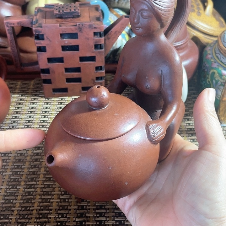 紫砂茶壶原矿泥料手工制作紫砂壶。