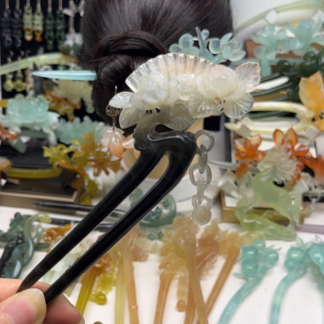 绚***生蛇纹石玉合金发簪