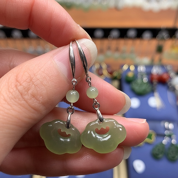 和田玉银S925镶嵌耳饰如意锁晴水色16左右