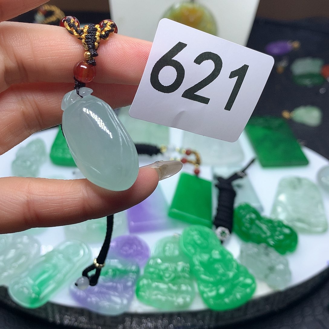 翡翠吊坠(赠链)未镶嵌