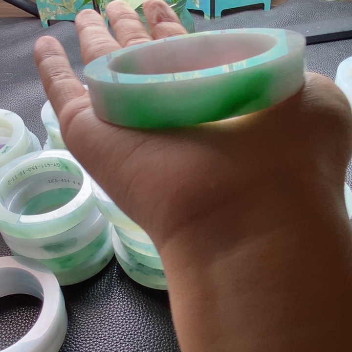 z***…定制翡翠未镶嵌翡翠手镯