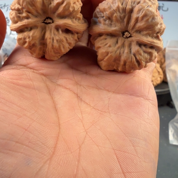 何***二吊坠文玩核桃蛤蟆的眼睛是真的好看